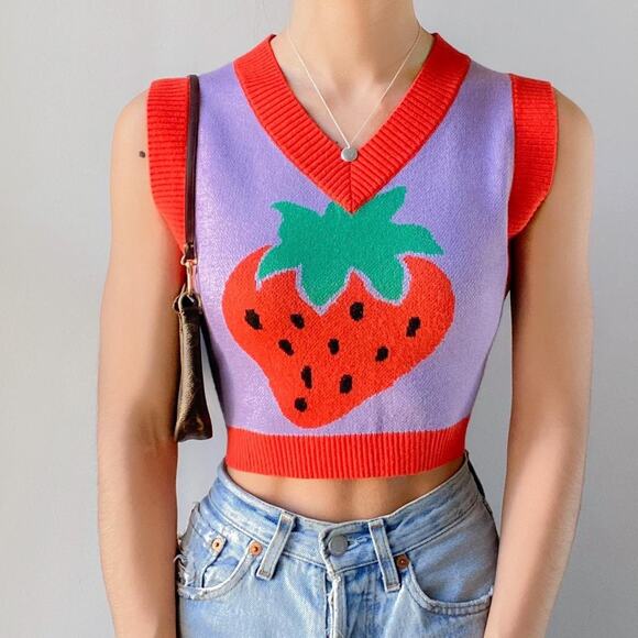 NEW Urban Outfitters Purple Red Strawberry Sleeveless Crop Sweater Vest Top Sz M - Picture 2 of 6